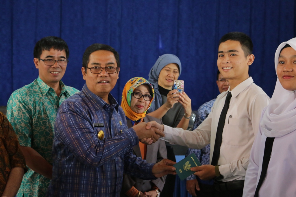 Penyerahan pasport kepada peserta diklat Perhotelan